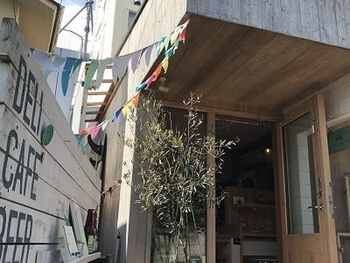 特に今回紹介する当該エリアは、鎌倉の南側、海に近く、真冬でも燦々と陽光が降り注ぎ、一年を通じて明るく、温かです。鎌倉の中でも開放的で明るく、庶民的で気ままな雰囲気もあります。

起伏に富んだ鎌倉の中でも、比較的平坦で歩きやすい地域です。また中心部から一番遠い「極楽寺」でも、鎌倉駅から30分前後。片道3kmにも満たず、日がな一日歩くのに丁度良い距離です。

【鎌倉の人気スポットとして定着しつつある「由比ヶ浜大通り」には、新旧様々の個性的で魅力的な、飲食店やベーカリー、菓子店や雑貨店が建ち並ぶ。通り沿いだけでなく、裏通りや脇道、路地の奥にも、カフェやレストラン、ゲストハウスといった飲食店や宿泊施設が数多く点在している。（画像は、「長谷観音交差点」近くのゲストハウス「SHIBAFU」）】