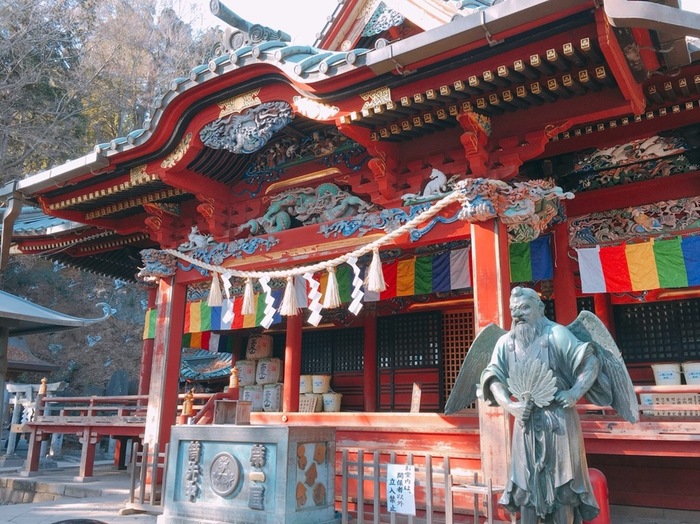 ケーブルカー高尾山駅から徒歩15分の場所にある「高尾山薬王院（たかおさんやくおういん）」は、1200年の歴史がある真言宗のお寺。季節によって、違う表情が楽しめるので何度でも訪れたくなります。