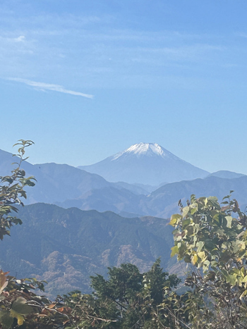 こちらは、高尾山からの眺めです。富士山がこんなに美しく見えます！絶景に思わずため息がもれますね。