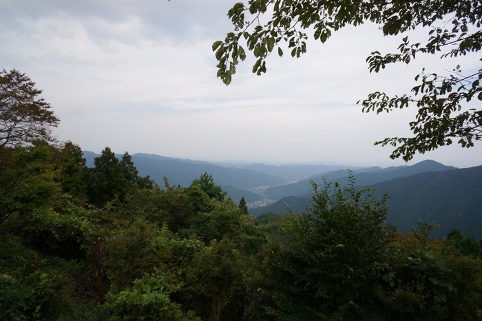 御岳山は、鎌倉時代から続く霊山として知られています。関東一の霊場とも言われ、パワースポットとしても有名。登山道からは、連なる山の稜線がグラデーションを描く様子が一望でき、自然豊かな眺めにここが東京だとは信じられないほど。