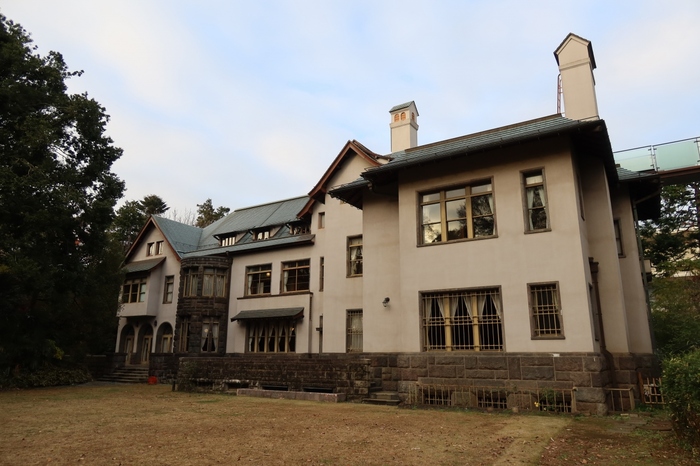 細川家第16代当主・細川護立によって昭和11年(1936年)に建てられまれした。英国チューダー様式を基本とし、大森茂、臼井弥枝が設計。東京都指定有形文化財に指定された3階建ての華族邸宅です。
建物だけでなく、庭園も指定有形文化財に指定されています。広大な芝生の庭園を利用したガーデンでの挙式は、都心のど真ん中にいることを忘れてしまいそう!