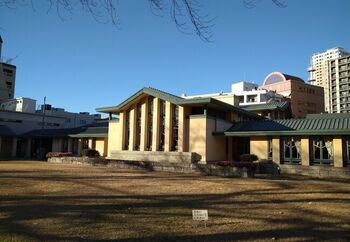 大正10年に竣工。20世紀を代表するアメリカ人建築家:フランク・ロイド・ライトと、弟子の遠藤新が設計した自由学園の施設。1997年に国の重要文化財の指定を受け、1999年に保存・修理工事が行なわれ、2001年、完成。一般公開の運びとなりました。一日二組限定の結婚式が挙げられます。