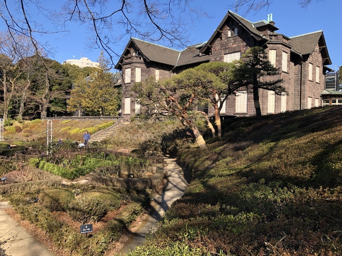大正6年に竣工された古河虎之助男爵の邸宅。洋館と洋風庭園の設計者は、英国人ジョサイア コンドル博士です。