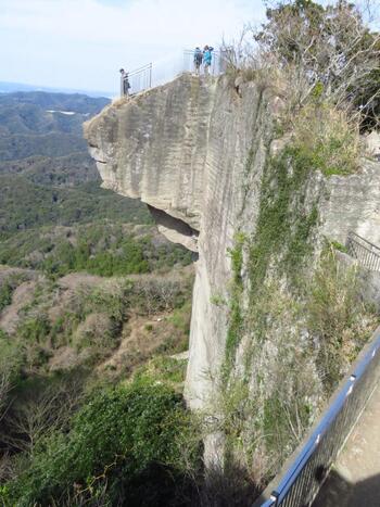 鋸山を代表するスポットが山頂エリアの「地獄のぞき」。山頂展望台に立つと絶景を望めます。スリル満点なので高いところが好きな方はぜひとも足を運んでみてください。
