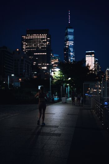 健康志向の人が増え、夜のランニングも一般的になってきました。目の前を見つめ、走ることに集中するのはとても気持ちがいいことです。ただ、女性の一人夜ランでは、明るい大通りを走る、たくさん人が走っているルートを選ぶなど安全面にも考慮が必要です。