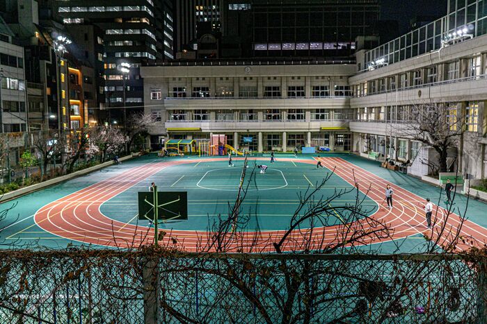 近くに公営の体育館などがあれば、明るいランニングコースを走るのもいいですね。同じ場所を何周もできるので、疲れたらやめるのも簡単です。