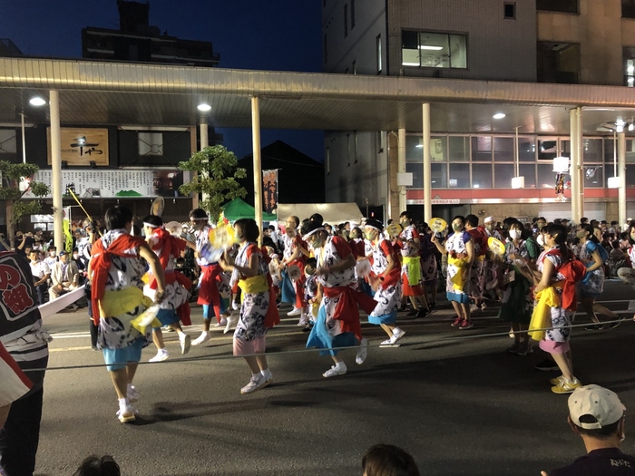 ねぶた祭りは見るだけでなく、すぐに参加できるのも魅力のひとつ。
ねぶたの時期は、青森市内あちこちで、衣装のレンタルや着付けをしてくれるところがあるので、飛び入りでも跳人として参加できますよ♪