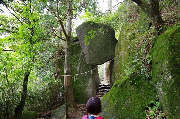 筑波山には頂きが2つあり、それぞれ女体山と男体山と呼ばれています。その間を歩く道は奇石や見どころも多く、いろんな風景を楽しめます。こちらの「弁慶七戻り」は、頭上の岩が今にも落ちそう。聖と俗を分ける門とも言われていて、そんなことを考えながら通るとなんだか神秘的ですね。