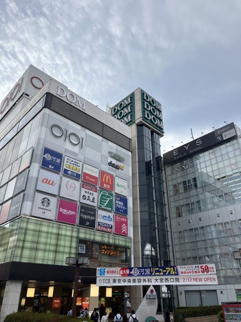 駅直結の「LUMINE2」に始まり、「そごう」、「マルイ」、「DOMショッピングセンター」、「大宮アルシェ」...。大型商業施設や百貨店が立ち並ぶ西口周辺。これだけあれば、お買い物に事欠かない上、長時間ウィンドウショッピングも楽しめそう。もちろん、おしゃれでおいしいランチスポットもたくさんありますよ。