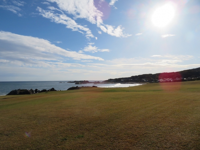 平成25年に、三陸復興国立公園に指定された、種差海岸。
芝生が波打ち際まで敷き詰められ、とっても気持ちの良い風景の中で寝転んだり運動をしたりすることができます。