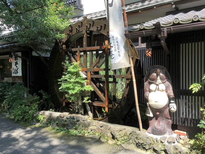 軒先に水車を構えたそば処もあり、風情ある光景。