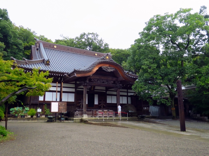 深大寺の本堂。やはりまずはここで参拝したい。