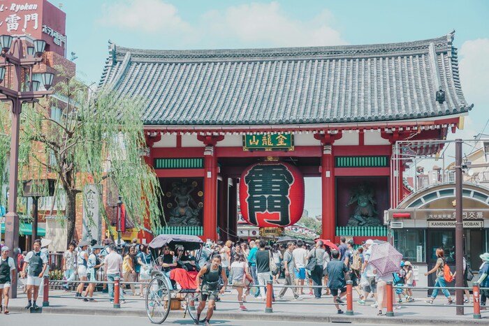浅草観光の定番スポットと言えば、やはり「浅草寺」は外せません。有名な雷門はフォトスポットとしても大人気の場所。中へ進むとたくさんのお店が並ぶ仲見世があり、食べ歩きや買い物もたっぷり楽しめます。