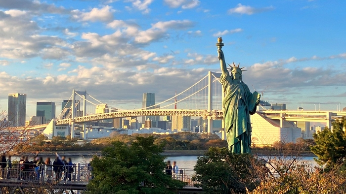 「お台場」は東京湾に浮かぶ巨大な人工島。大型ショッピングモールやアミューズメント施設などが集まるにぎやかなエリアで、夜景がきれいな場所としても有名です。羽田空港からはバスで約30分、また東京駅からはJRで約3分の新橋駅でゆりかもめに乗り換えると約15分でアクセスできます。