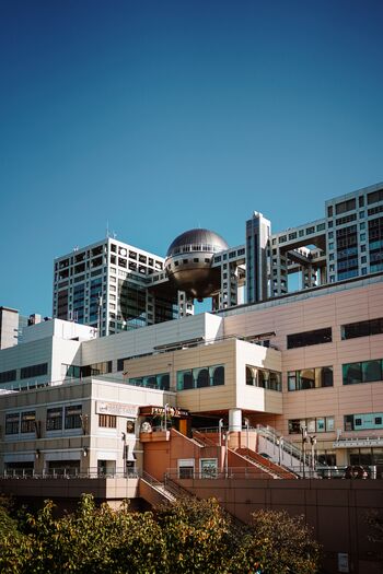 大きな球体が目を引く「フジテレビ」の社屋はテレビで見たことがある人も多いはず。「はちたま」と呼ばれる球体は展望室になっており、臨海副都心の大パノラマを見渡せます。また、番組グッズが買えるショップやイベントなどが行われるフリースペースもありますよ。