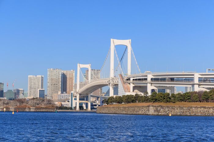 お台場の景色を彩る立役者と言えるのが、お台場と芝浦とを結ぶ吊り橋「レインボーブリッジ」。高速道路やゆりかもめなどが通ることで有名な橋ですが、実は道路脇には遊歩道もあるんです。お台場に来た記念にのんびりお散歩するのもいいですね。