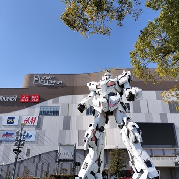 等身大のガンダムが観光客を出迎えてくれるのは、大型複合施設の「ダイバーシティ東京 プラザ」。ショッピングはもちろん、エリア最大級のフードコート、VRのアトラクション施設、大型ライブハウス「Zepp DiverCity」など、ここだけで一日デートを楽しめるほど充実しています。