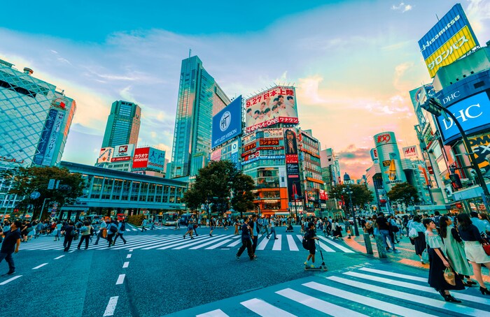 ハチ公前広場の先にあるのは、渋谷の人の多さを象徴するスポット「スクランブル交差点」です。一度に1,000人以上が渡るとされるこの場所は、「世界一人が多い交差点」と言われています。海外の人にとっては、これだけの人がぶつからずに移動できるのが驚きなのだそうですよ。