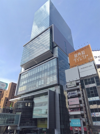 「渋谷ヒカリエ」は渋谷駅直結の複合商業施設です。買い物や食事を楽しめるのはもちろん、ミュージカル劇場「東急シアターオーブ」や若手クリエイターが集う「クリエイティブスペース8/」など、新しいカルチャーを発信する場所でもあります。