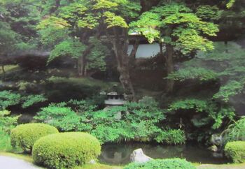 敷地内にある「紫陽花苑」や「有清園」といった庭園も見ごたえがあります。苔むすお庭に点在する、お地蔵さんたちも可愛らしいと人気。