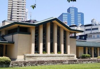 クリスチャンで女性思想家、日本で初めての女性新聞記者でもあったもと子とジャーナリストであった夫・羽仁吉一は、キリスト教の精神に基づいた理想教育を実践しようとここに学校を作り、自分たちの教育理念にふさわしい人格を育てようとしました。
