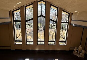 女学校当時は、毎朝の礼拝が行われていたホール。自由学園明日館を象徴する、美しいシンメトリーにデザインされた窓はとてもフォトジェニックです。