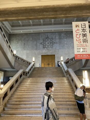 本館の1階から2階へ上がる大階段。入ってすぐ、エントランスホールから目前に広がる豪華な大理石貼りの階段は、存在感たっぷりです。