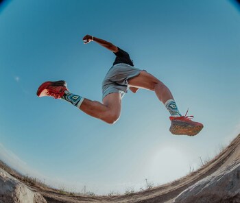 「皇居ラン」は皇居周辺をぐるりと一周ランニングを楽しむ運動を言います。皇居周辺は警備がしっかりとしているため、女性でも利用しやすいのが利点です。また、皇居の豊かな緑や木々、オフィスビル群と走り続ける度に違った景色が目に飛び込んでくるため、楽しくランニングすることができます。