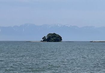 【虻が島】
富山県最大の無人島。
景勝地として名高い虻が島へは7月上旬～8月の中旬頃まで遊覧船が出るそうですよ。