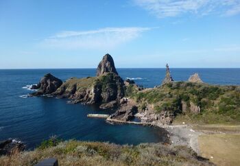 【隠岐】
島根半島の沖にあり、島前・島後にわかれています。
日本では15番目に大きな面積を誇り、縄文時代から人が住み着いていた形跡のある歴史ある島です。