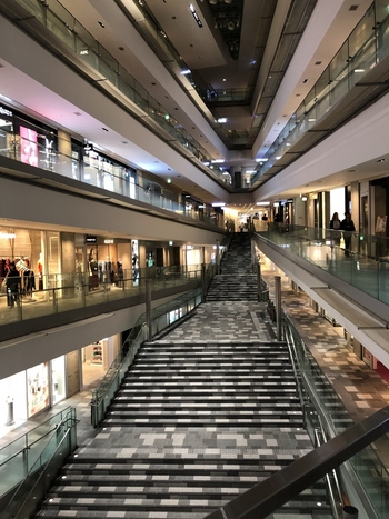 表参道を訪れたらまず足を運びたいのが、買い物・食事・アートなどを楽しめる「表参道ヒルズ」。地下3階から地上3階まで続く吹き抜けの大階段は、表参道ヒルズを代表するフォトスポットです。デートでも女子旅でもきっとテンションが上がるはず♪