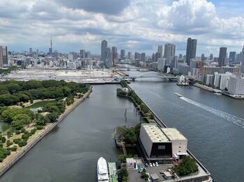 東京の台所と呼ばれる巨大な卸売り市場がある「築地・豊洲」エリア。新旧の市場はどちらもグルメ旅に人気のスポットです。さらに、周辺には子供向けのテーマパークや歴史のある庭園もありますよ。また、「豊洲」と「お台場」はゆりかもめで約15分の距離にあるので、セットでの観光もおすすめです。