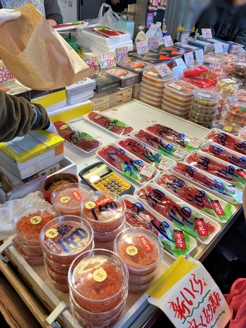 築地市場が移転した後も、隣接する「築地場外市場」には商店や飲食店が数多く残り、買い物や食事に訪れる観光客でにぎわっています。ちなみに、場外市場のお店は水曜・日曜がお休みになることが多いのだそう。お出かけの際は事前にご確認下さいね。