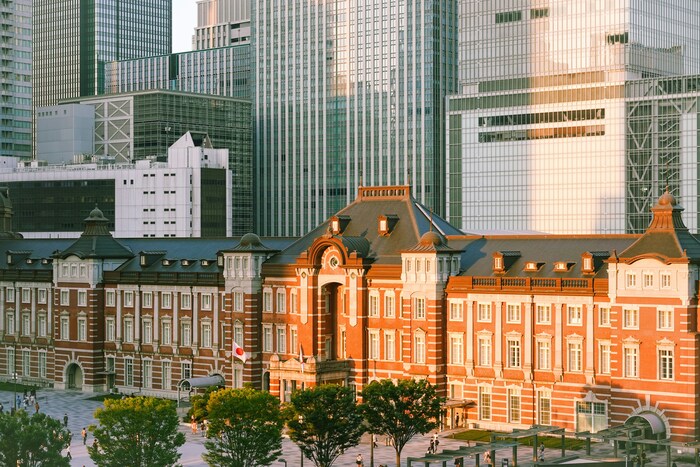 東京観光のスタート地点として数多くの観光客が利用する「東京駅」。徒歩約10分の場所には「銀座」や「日本橋」があり、街ブラ観光を楽しみたい人におすすめのエリアです。また、東京メトロ銀座駅から築地場外市場へは徒歩約10分で行けるので、街ブラ&グルメを計画するのもありですよ。