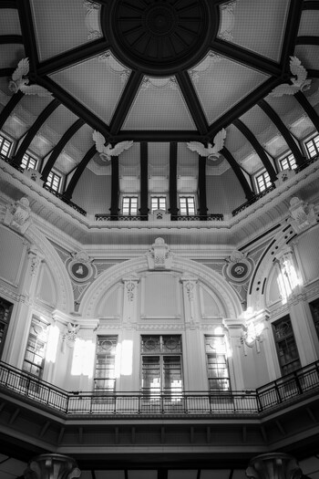 1914年に開業した東京駅は2012年の大規模な復元工事によって戦前の姿を取り戻しました。美しいドーム屋根には様々な意匠が施され、建築ファンの間で話題になっています。ショップやレストランが集まる「グランスタ東京」、クラシカルな「東京ステーションホテル」など、おしゃれなスポットも充実しています。