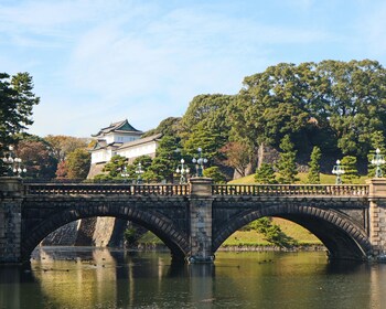 天皇陛下のお住まいや宮内庁がある「皇居」。東京駅の丸の内側から真っ直ぐな一本道で行ける定番の観光スポットです。一般公開されているエリアは気軽に散策できますが、しっかり観光したいなら事前申し込みが必要な「皇居一般参観」がおすすめ。普段は入れない場所を案内してもらえますよ。