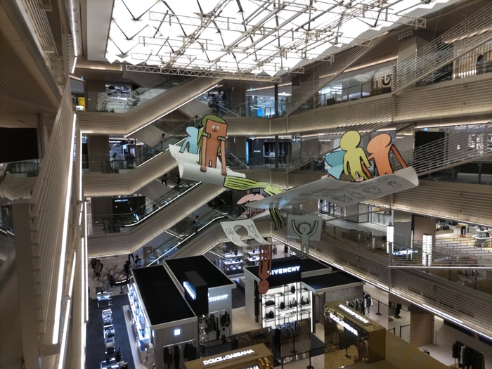 銀座で最大級の規模を誇る大型商業施設「GINZA SIX」。約240ものブランドが集結し、ディオール、サンローラン、セリーヌなど、日本でも人気の高い6つのハイブランドが複数のフロアにかけて店舗を展開しています。また、吹き抜けにアート作品が展示されていたり、屋上に庭園があったりと、ショップ以外の場所も魅力にあふれています。