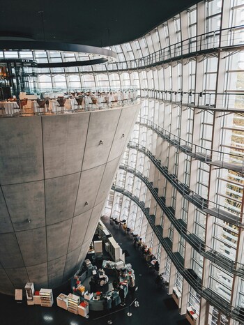 東京メトロ乃木坂駅に直結している「国立新美術館」は、国内最大級の展示スペースを誇る美術館。波状の特徴的なデザインが目を引くガラス張りの吹き抜けには、のんびり寛げるカフェもあります。おひとり様の観光にもぴったりの落ち着いた場所です。