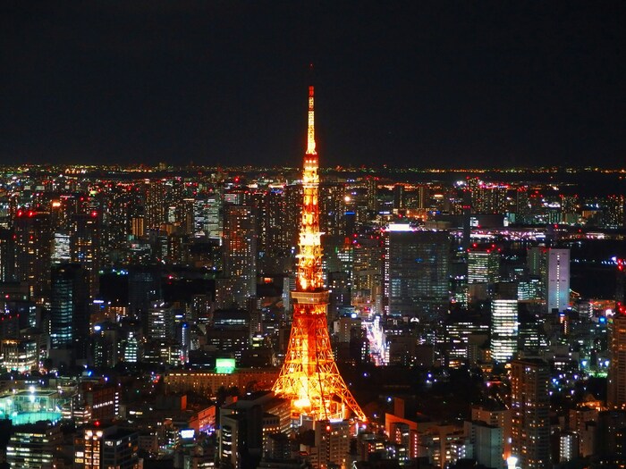 東京スカイツリーに高さでは抜かれたものの、その美しいシルエットが今も多くの観光客を魅了し続ける「東京タワー」。最寄り駅は都営地下鉄赤羽橋駅になりますが、六本木駅から徒歩約20分で行くことも可能です。地上150mのメインデッキに加え、地上250mには完全予約制のトップデッキがあります。