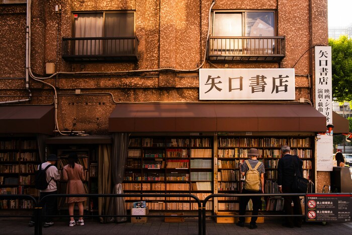神田神保町はいくつもの大学が集まるエリアで、そこに通う学生をターゲットに専門書店が増えていったのが「神田神保町古書店街」の始まりとされています。現在は170以上の古書店が軒を連ね、漫画本から高額な希少本まで幅広いジャンルの古本が販売されています。