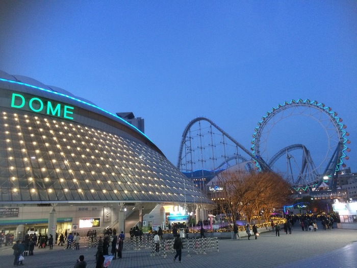 日本初のドーム型球場として1988年に誕生した「東京ドーム」。隣接するエリアには遊園地の「東京ドームシティアトラクションズ」、温泉スパがメインの商業施設「ラ・クーア」、多目的ホールの「後楽園ホール」などがあります。