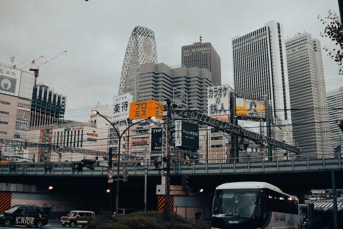 都内屈指の高層ビル群が街を彩る「新宿」。都会的なイメージの強い場所ですが、実は自然に囲まれた癒しスポットや、海外気分を味わえるエリアなどもあり、独特な活気にあふれています。ちなみに新宿駅と原宿駅は山手線で約4分と気軽に行ける距離にあります。