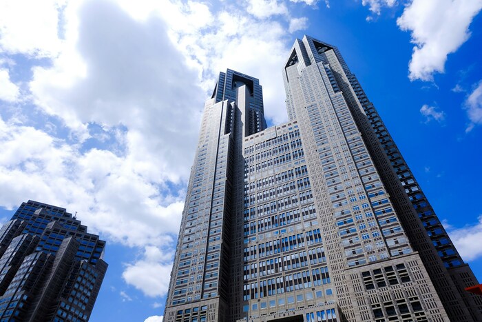 都政の中心を担う場所「東京都庁」は、実は観光客にも人気のスポット。テレビなどでおなじみのこちらの建物は「第一本庁舎」で、45階には東京を一望できる展望室があります。また、休憩にぴったりのカフェや、東京の特産品を扱うショップ、観光情報センターなど、見学者が気軽に利用できる施設も揃っています。