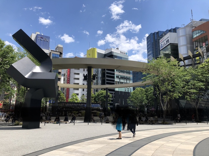 「池袋」は新宿駅からJRで約5分の場所にある大きな繁華街です。都心から少し距離があるものの、駅を利用する人の数は新宿・渋谷に次いで3番目に多いと言われています。駅周辺には個性的な魅力を持つレジャー施設があるため、デートや家族旅行などにおすすめのエリアです。