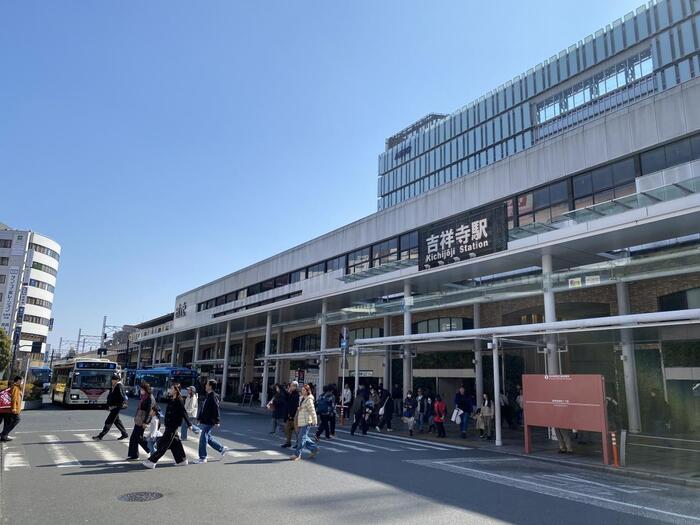 東京の中心部が東部に集中しているのに対し、「吉祥寺」がある武蔵野市は東京都の中央に近いエリアに位置します。新宿駅からはJR中央線で約14分、渋谷駅からは京王電鉄井の頭線で約16分です。自然が豊かでおしゃれなお店も多く、のんびりとした散策を楽しめますよ。