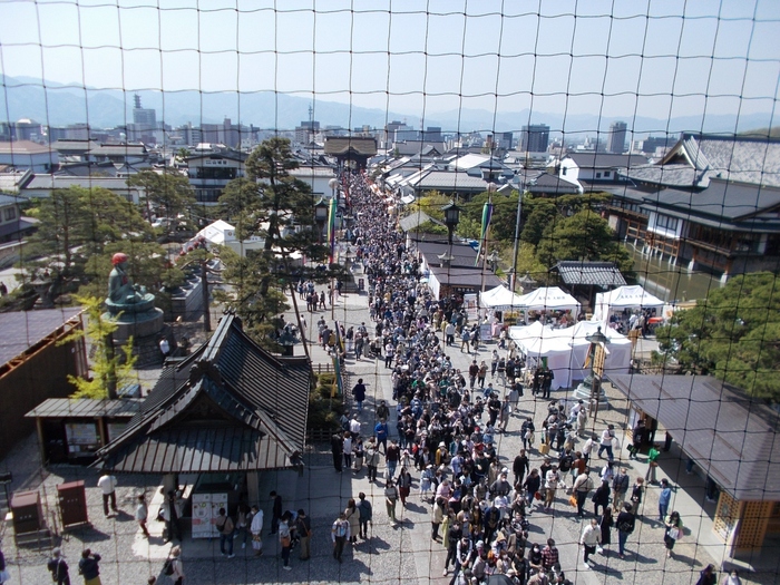 「遠くとも一度は参れ善光寺」
これは、江戸時代から人々の間で語り継がれてきた言葉です。一度でもいいから善光寺でお参りを。そうすれば極楽往生が約束される、と古くから信じられているのです。