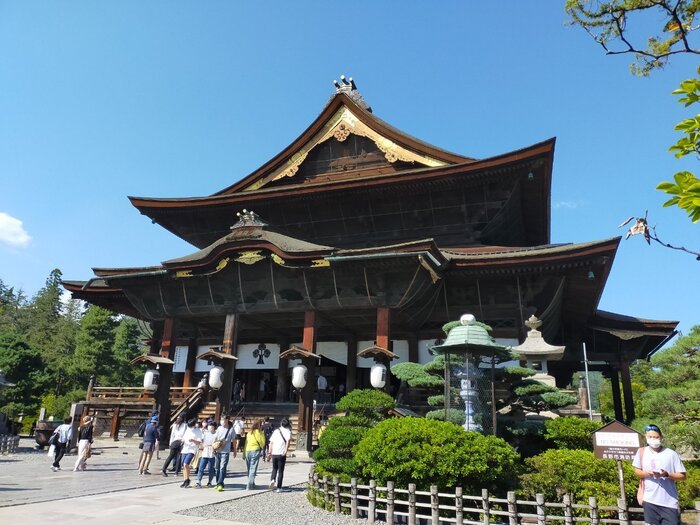御本尊がある本堂は奥行きのある広い空間が設けられた他に類のない珍しい造りになっています。屋根はT字型をした撞木造(しゅもくづくり)。
国宝にも指定されている本堂は必見です。