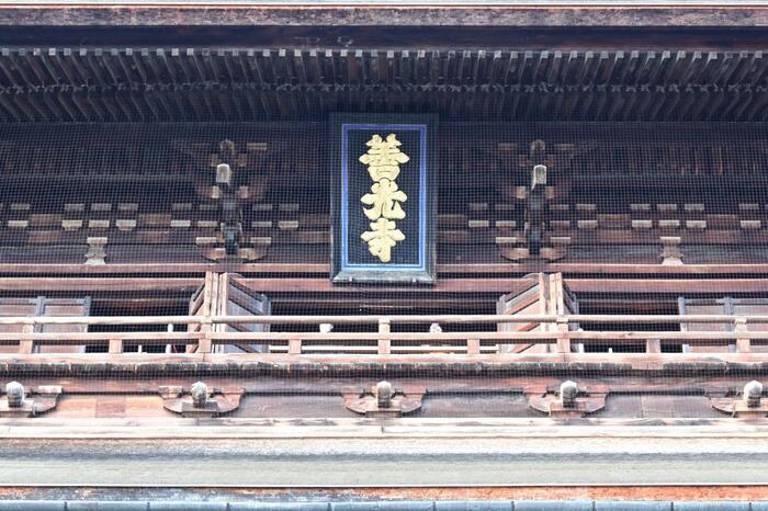 正面にある「善光寺」と書かれた額。この3文字の中には5羽の鳩と、牛が隠れています。お気づきになりますか?