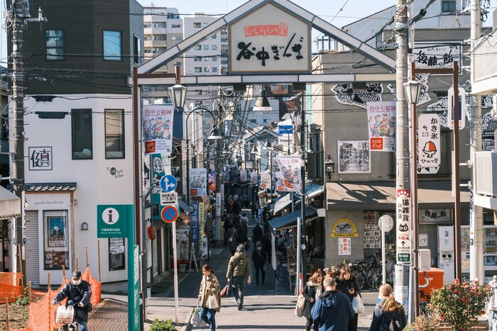 谷根千=谷中、千駄木、根津周辺は、東京散歩でも人気のエリア。汗ばむ季節は、かき氷やおいしいものを食べながらゆったり歩いてみるのにちょうどいいところ。今回は、JR日暮里駅から行く谷中エリアから、千駄木、根津へ向かって歩きます。