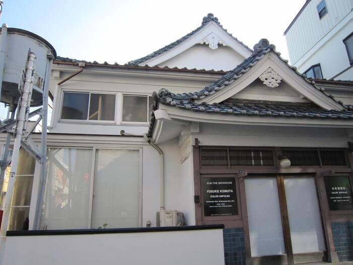「SCAI THE BATHHOUSE」は銭湯を改装してオープンした、素敵な現代アートに出逢えるギャラリー。銭湯そのままの外観がすごく新鮮です。白い壁に囲まれたギャラリー内とのギャップもおもしろい。